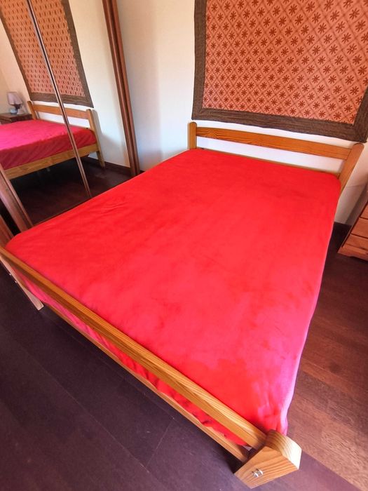 Cama elegante em pinho + colchão em óptimo estado