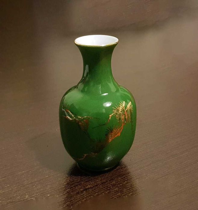 Miniatura jarra verde em porcelana com motivos estilizados a dourado