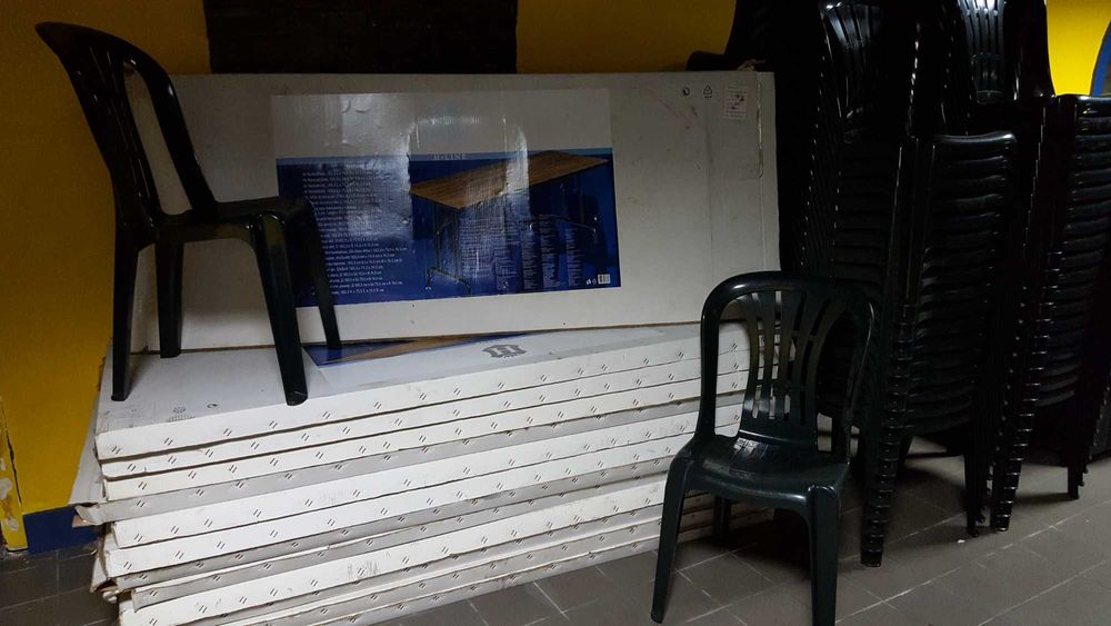 Mesas Dobráveis e Cadeiras de Plastico para Banquetes - Balança Tissot - Salamandra com Forno