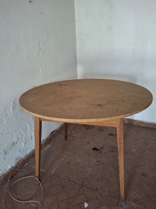 Mesa redonda  em bom estado