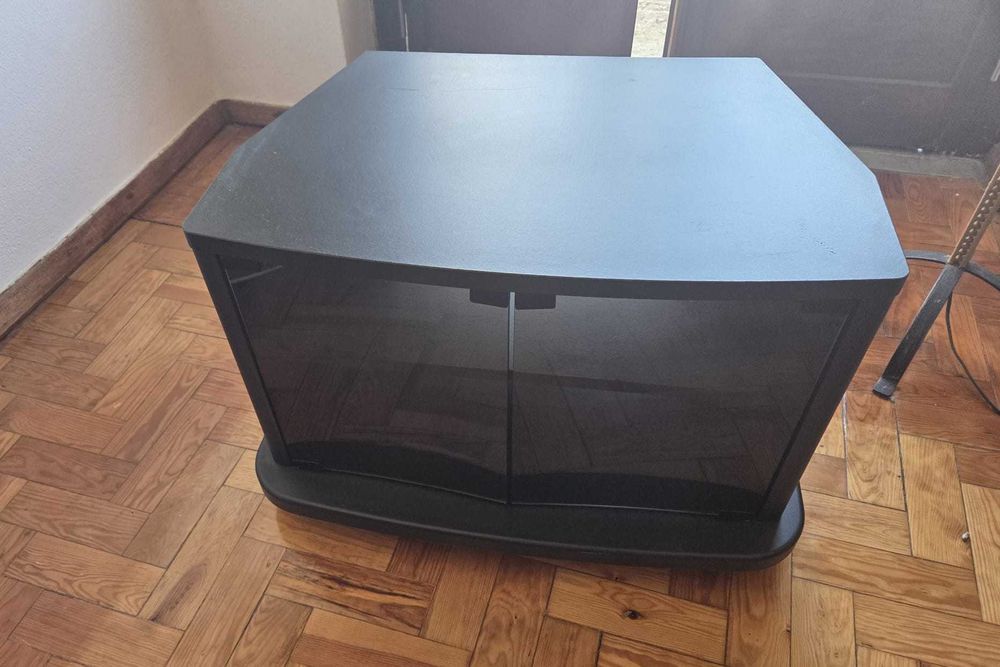 Móvel para TV preto com portas de vidro