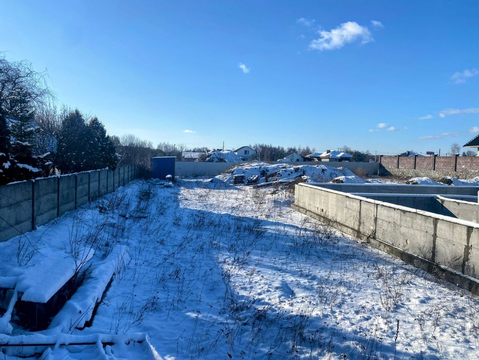 Продаж ділянки з готовим фундаментом та усіма комунікаціями біля лісу!