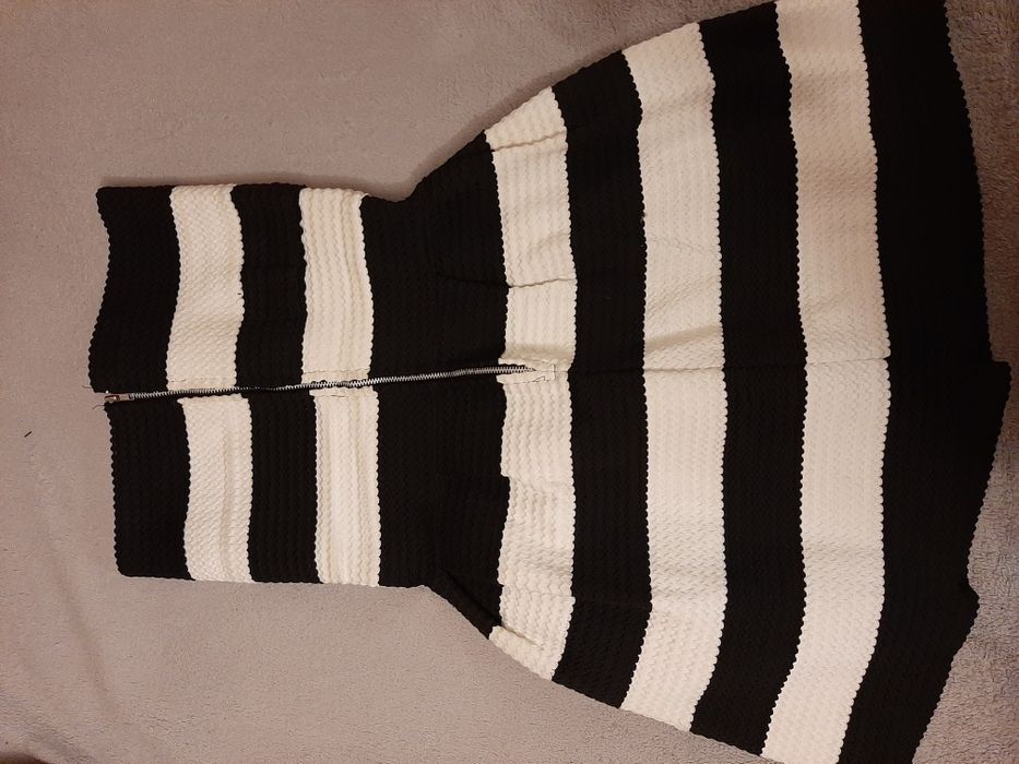 Sukienka czarno-biała paski