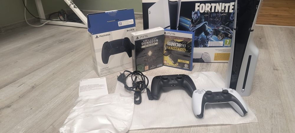 PlayStation 5 slim + 2 Pady DualSense + Gry + Pudełko
