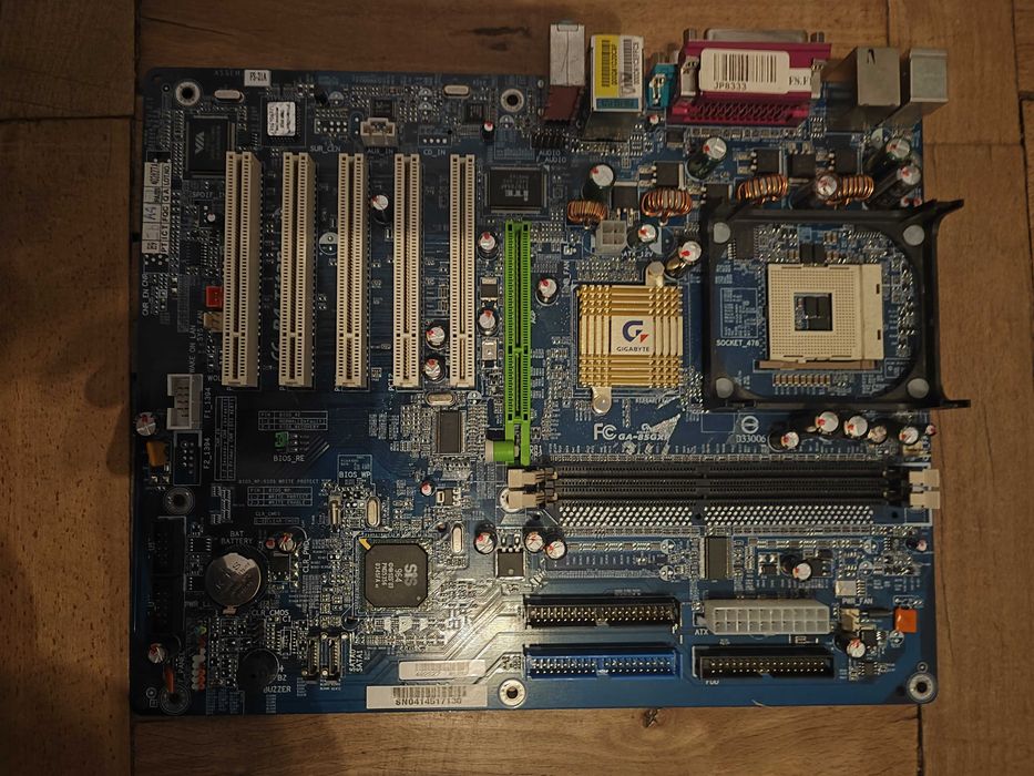 Retro komputer pentium 4 z dodatkami
