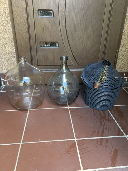Dwa dymiony gąsiary na wino