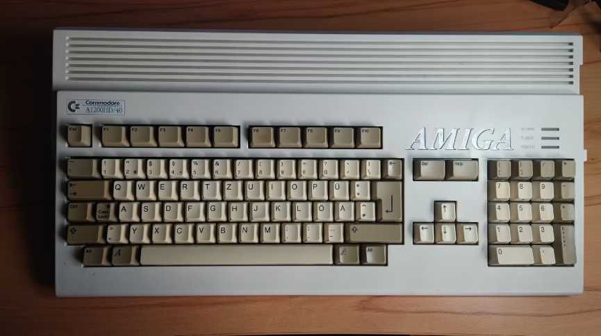 Amiga 1200 HD/40 vintage pc original qwerty