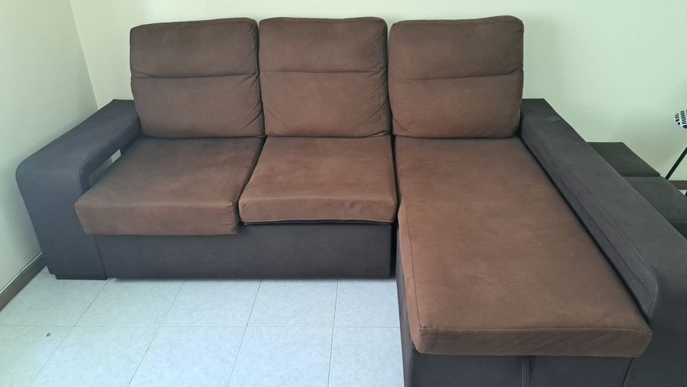 Sofá com chaise longue e pufs