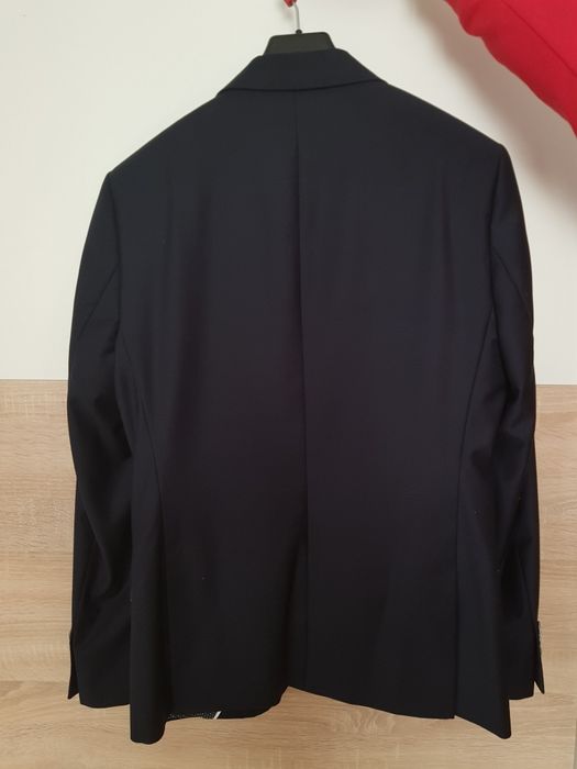 granatowy garnitur męski