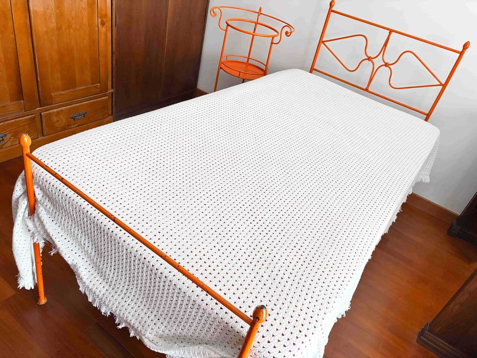 Venda Urgente - CAMA muito Antiga de Ferro maciço + Apoio LAVATÓRIO