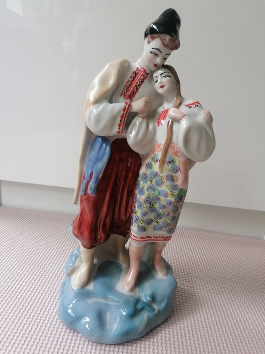 Figurka porcelana para w ludowych strojach ręcznie malowana