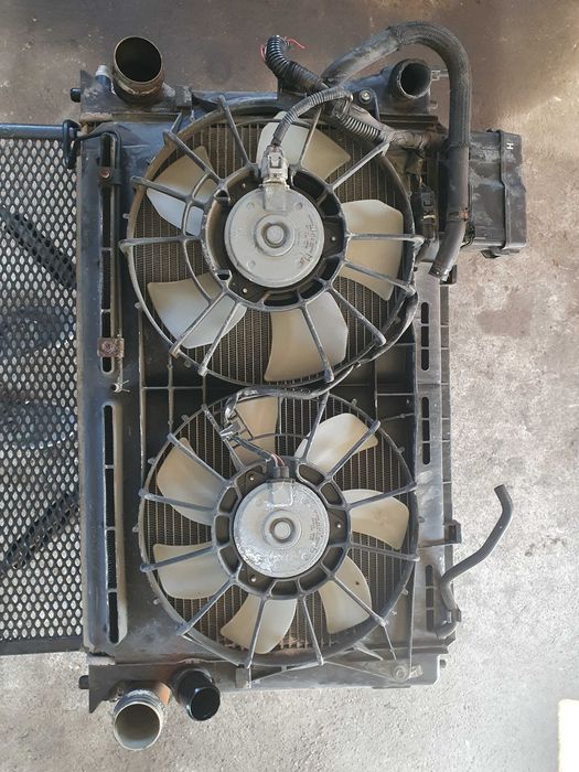 Chłodnica wentylatory intercooler Toyota Avensis t25 2 II 2.2 d4d 177