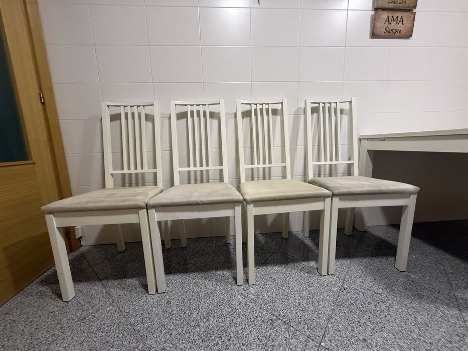 Mesa extensível com 4 cadeiras