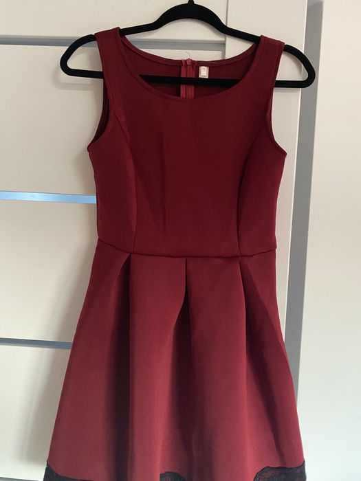 Sukienka w kolorze wina