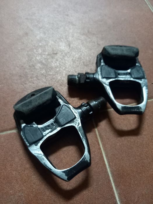 Pedais de estrada Shimano r520