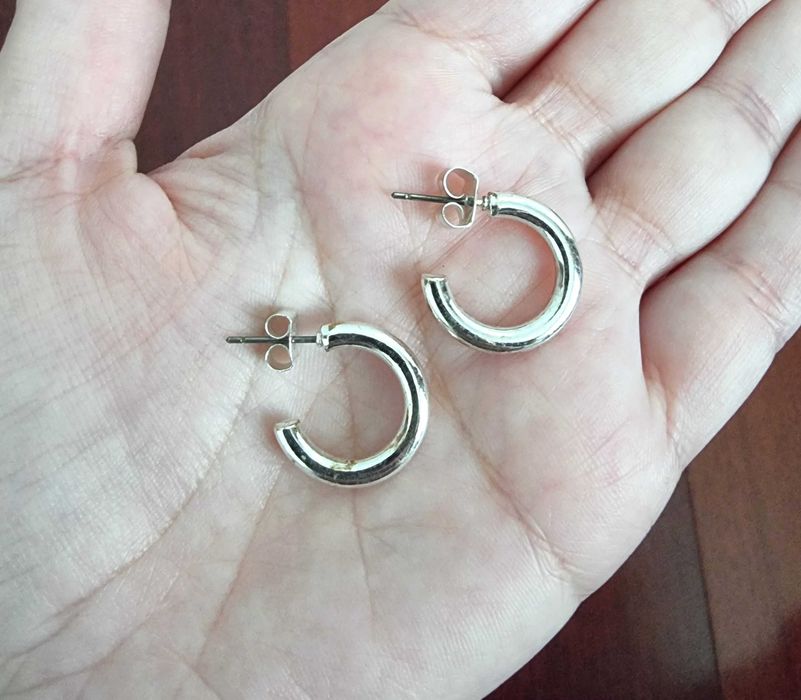 Argolas prateadas pequenas