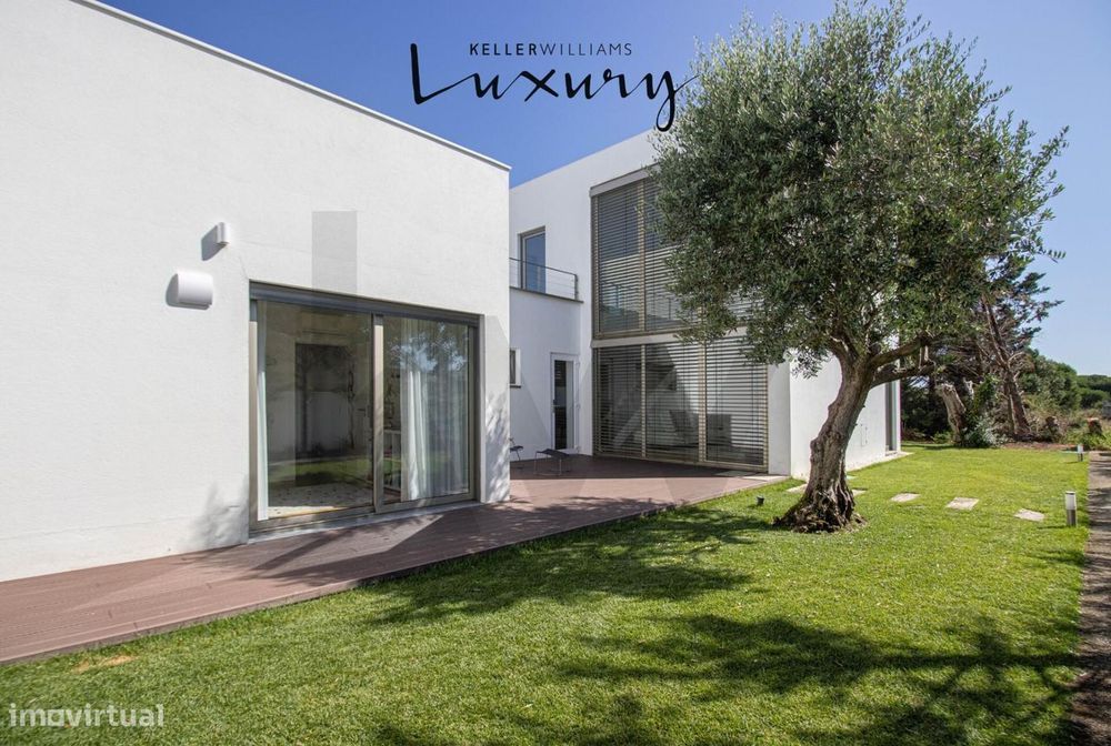 Luxury V3 + 2 Detached House in a Gated Community with Garden and Swimming Pool