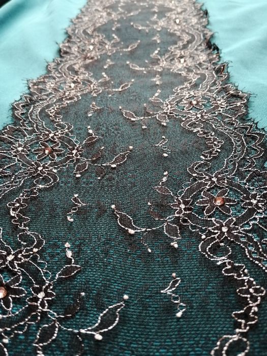 Нарядне плаття з мереживом