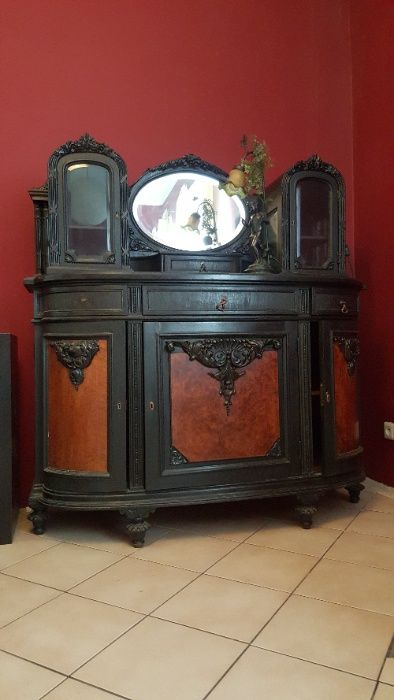 Kredens dębowy ,antyk zdobiony.