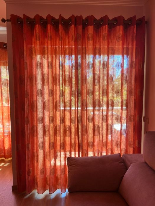 Vendo cortinados incluindo os varões.