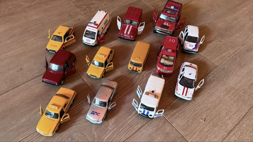 Колекційні машинки в маштабі 1:36