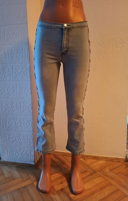 Jeansy damskie 7/8, rozszerzane na dole ze stretchem.