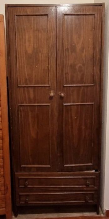 Roupeiro Antigo em Madeira Maciça (Centenário)