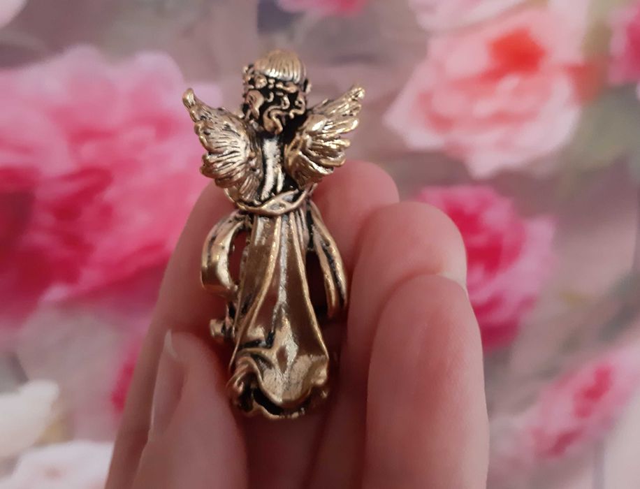 Aniołek z mosiądzu figurka Aniol stróż