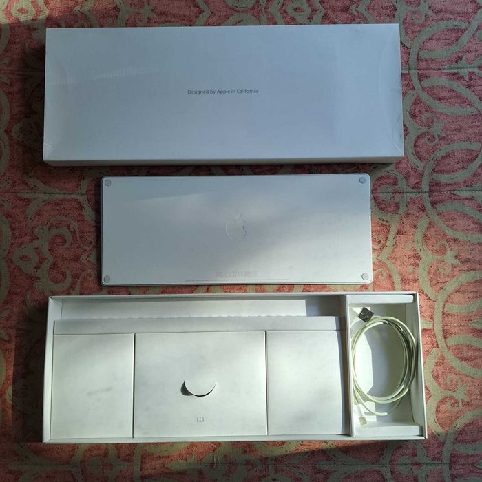Apple Magic Keyboard PT com caixa original e cabo
