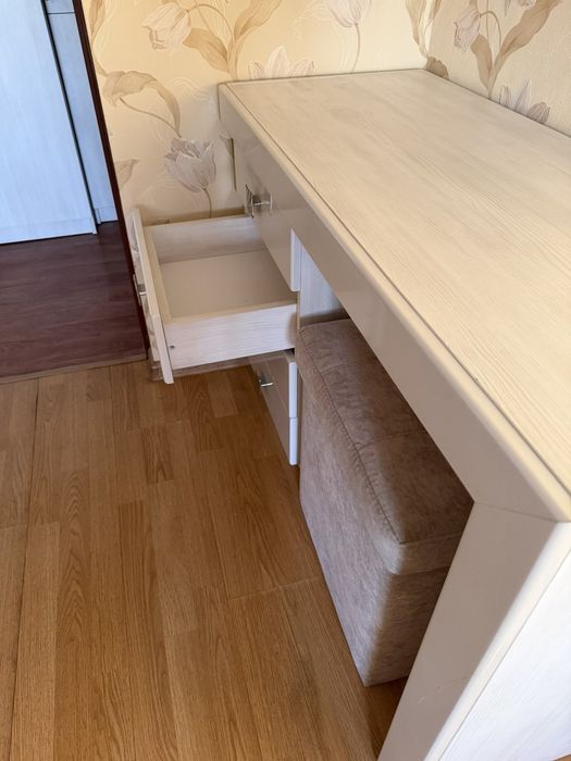 Туалетний столик з пуфом