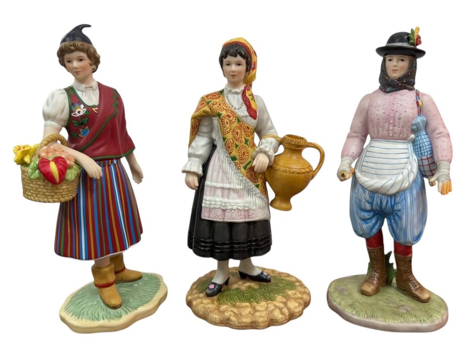 Trajes Regionais - 9 Esculturas Colecção Philae