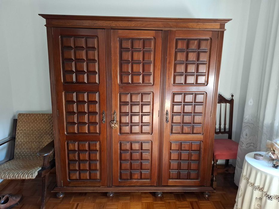 Mobília de quarto de casal clássica.