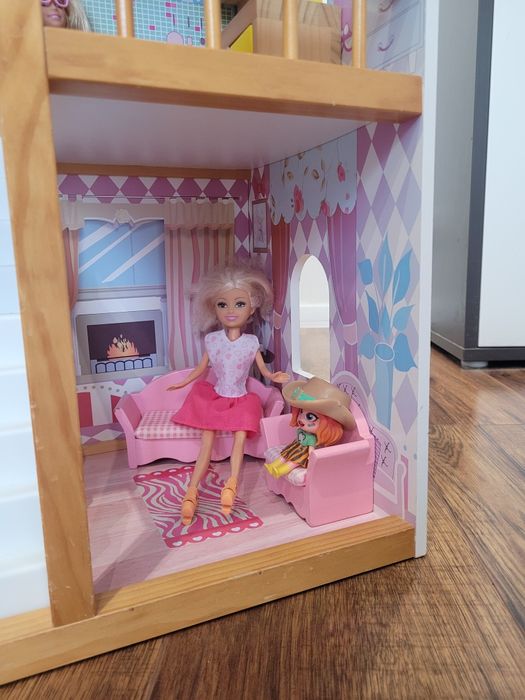 Drewniany domek dla lalek