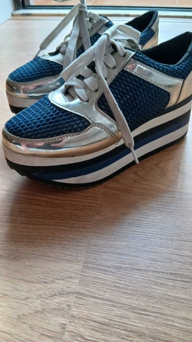 Sapatilhas azuis e prateadas
