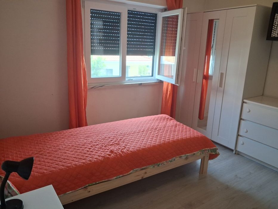 Quarto em moradia em Moninhos,  Loures.