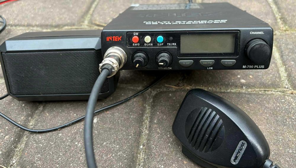 CB radio Intek z mikrofonem oraz głośnikiem
