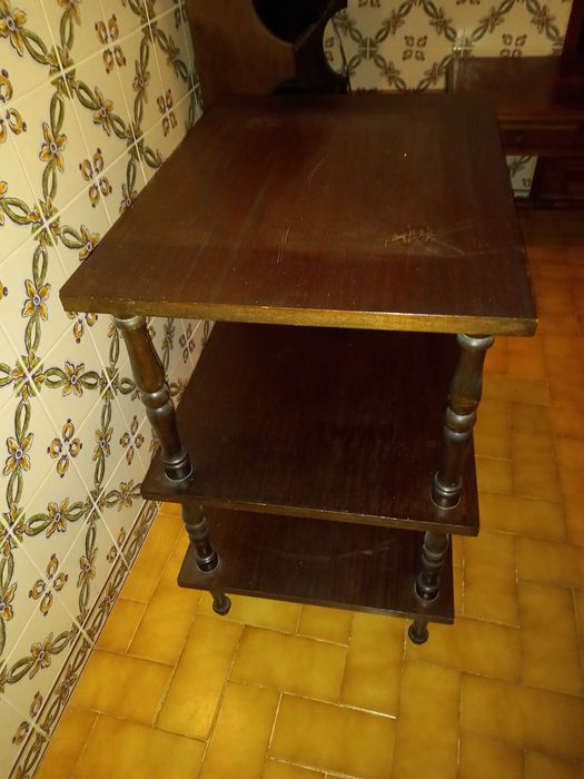 Móvel em madeira maciça