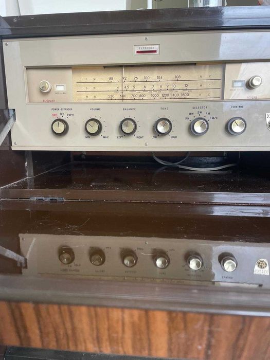 Móvel  com rádio e gira discos