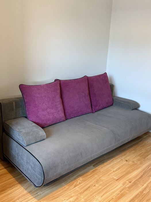 Kanapa rozkładana z poduszkami i komorą na pościel