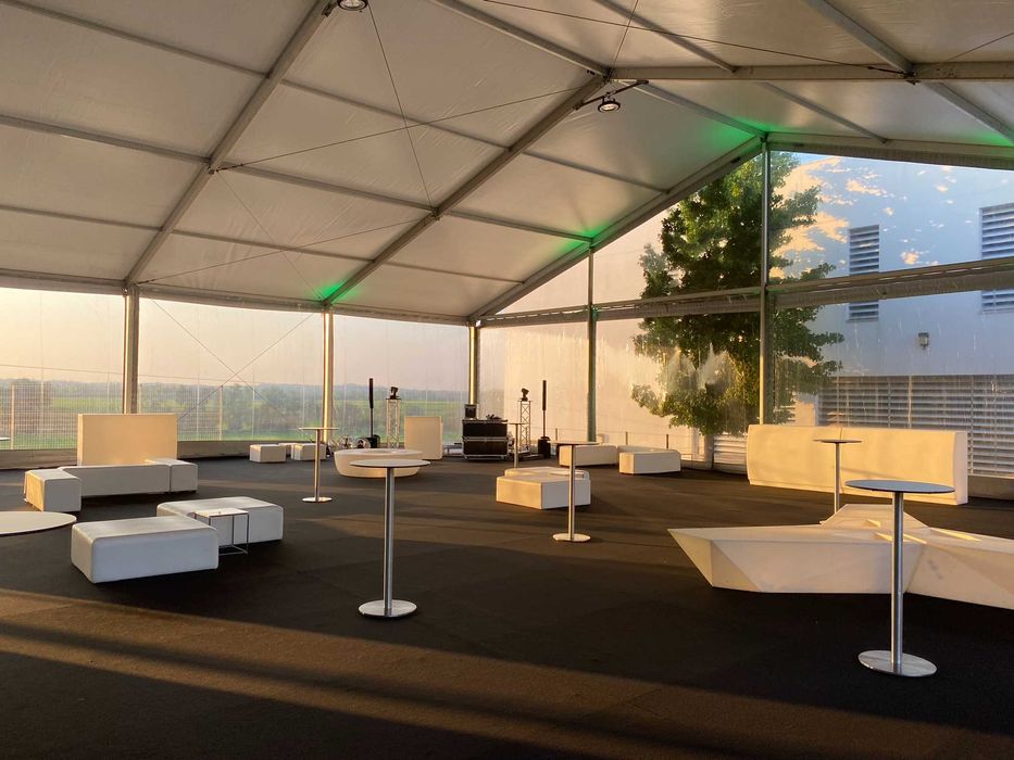 Vende-se! Mesa Bistro Alta em Aço Inoxidável e Tampo Fenólico Branco