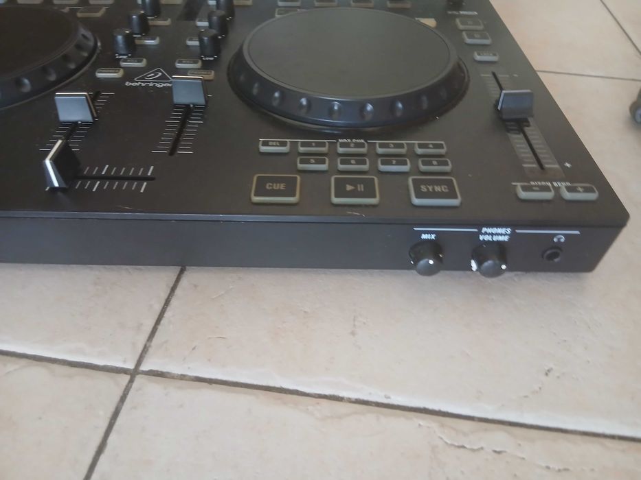 Mesa Controlo de DJ Behringer CMD Studio 4A