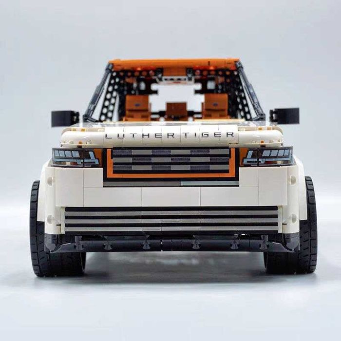 Конструктор Technic Land Rover. Масштаб 1:8. 3180 деталей.