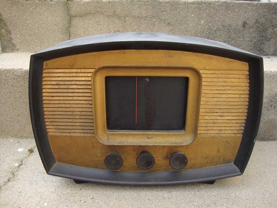 Rádio a válvulas antigo