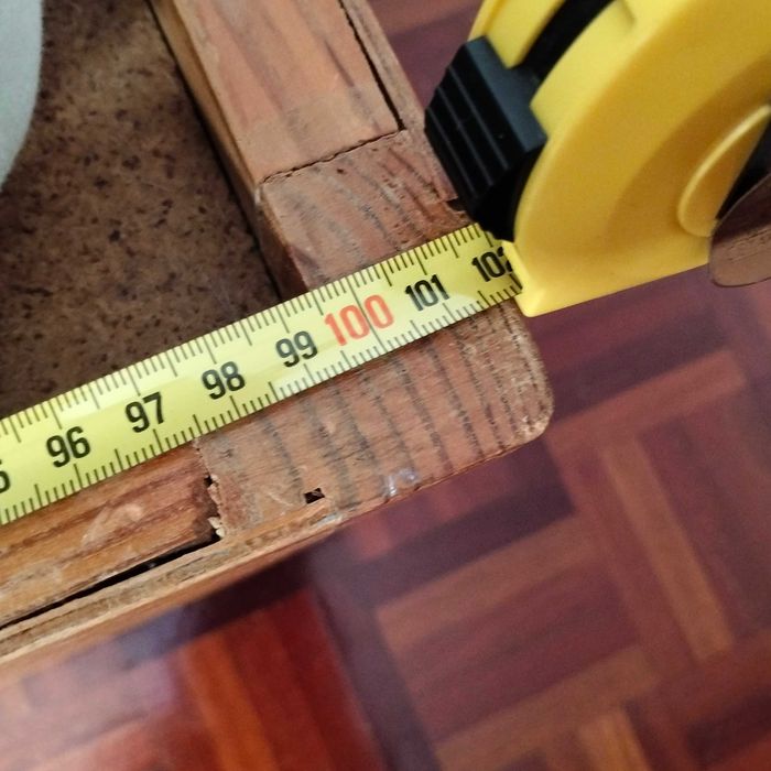 Camas individuais, somiers, com colchão, em pinho, muito bom estado, uma delas tem dois gavetões para arrumação