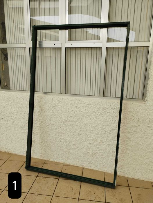 Conjunto de janelas vidro duplo em quadrícula e aro. Boas condições