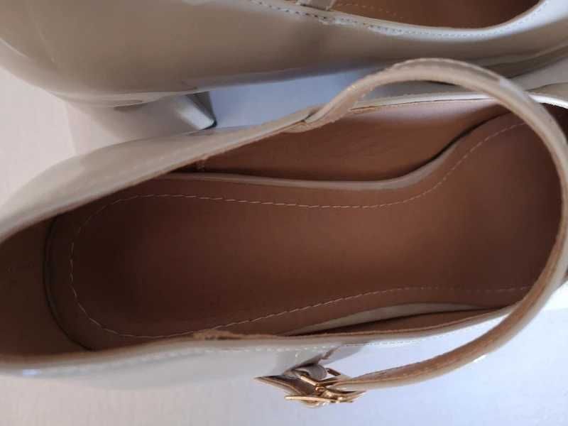 Sapatos senhora de salto largo