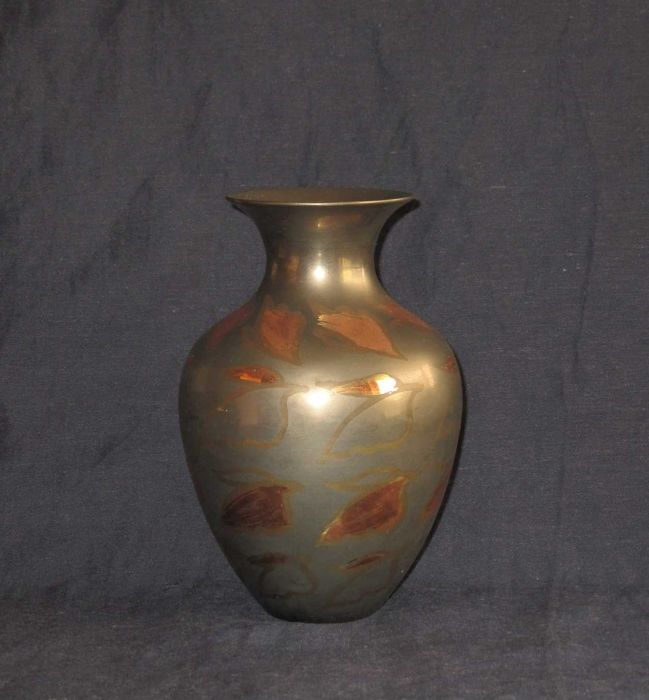Silver-plated metal vase with floral motifs in gold