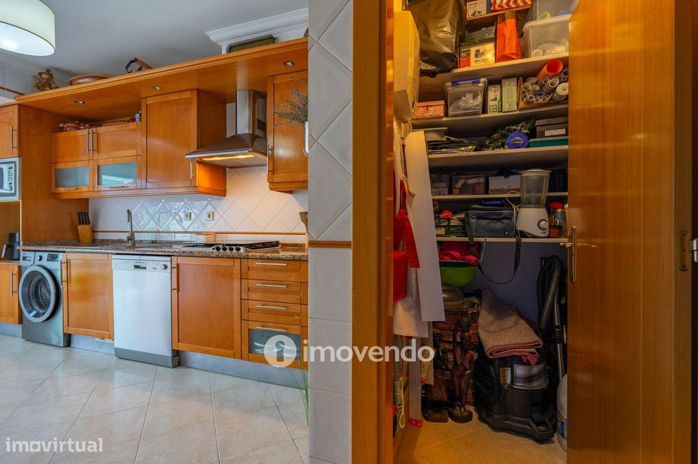Apartamento T2 com estacionamento e terraço, em Vialonga