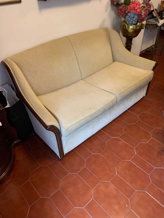 vende-se sofa de 2 lugares e aparador