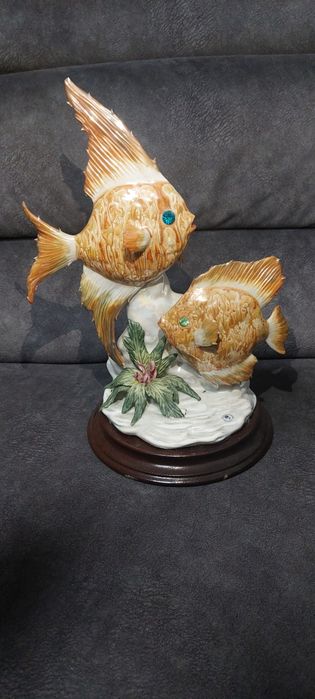 Estátua de peixes em porcelana e madeira